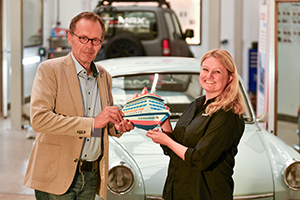 Strahlende Gewinnerin: Jessica Boll kann mit einer Begleitperson in See stechen. Denn mit der Lösung „nah dran“ lag sie richtig beim Jubiläumsquiz aus Anlass von 40 Jahre NordHandwerk – und hatte zudem das entscheidende Quäntchen Glück. Chefredakteur Thomas Meyer-Lüttge gratulierte Boll jetzt zum Hauptgewinn, einer Kreuzfahrt mit Finnlines von Travemünde nach Helsinki. Beruflich hat die Gewinnerin eher mit Oldtimern als mit Schiffen zu tun. Sie arbeitet als Teamleiterin in der Karosseriewerkstatt TimeMax in Trittau. Dort fand auch die Übergabe des Kreuzfahrtgutscheins statt.